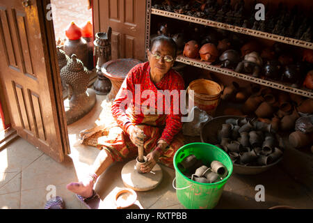 Diese älteren Nepali Dame ist einer der wenigen Töpfer in Bhaktapur, Nepal. Stockfoto