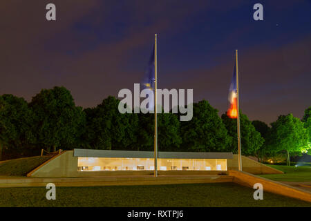 Internationale Gedenksteine außerhalb des Mémorial de Caen, Normandie, Frankreich, Stockfoto