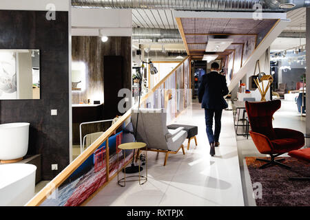Geschäftsmann Ausscheiden aus dem Amt - Mann im Anzug gehen in der Kunst Raum Stockfoto