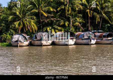 Angelegte Boote auf dem Fluss Chao Phraya in der Nähe von Bangkok, Thailand Stockfoto