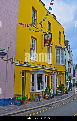 Die Buccaneer Inn in Tenby St Julien's Street, ist eine beliebte traditionelle Pub für Touristen und Einheimische gleichermaßen. In der Nähe des Stadtzentrums. Tenby, S. Wales Stockfoto