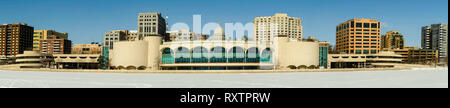 Ansicht der Monona Terrace Convention Centre, von gefrorenen See Monona an einem kalten Februar Tag genommen. Madison, Wisconsin, USA. Stockfoto