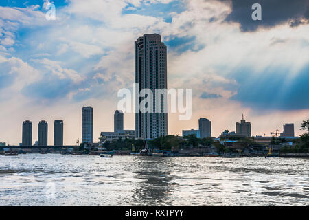 Hochhäuser in der Innenstadt von Bangkok am Chao Phraya River, Thailand Stockfoto