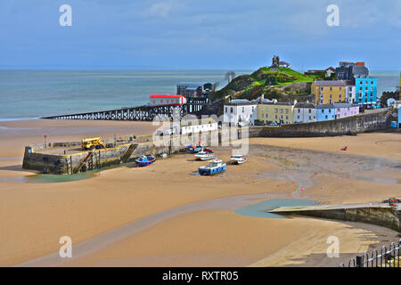 Der hübsche Hafen von Tenby, Ebbe im Winter. Rettungsstationen alt & neu mit pastellfarbenen Häuser mit Blick auf den Sandstrand von North Beach. S. Wales Stockfoto