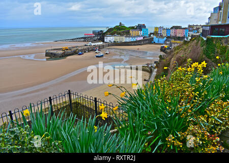 Der hübsche Hafen von Tenby, Ebbe im Winter. Rettungsstationen alt & neu mit pastellfarbenen Häuser mit Blick auf den Sandstrand von North Beach. S. Wales Stockfoto