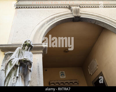 Reisen nach Italien - Tor der Kirche Chiesa di San Salvatore in der Oberstadt (Citta Alta) der Stadt Bergamo, Lombardei Stockfoto