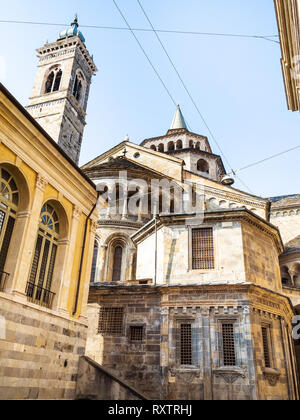 Reise nach Italien - Blick auf die Basilika Santa Maria Maggiore mit Glockenturm von Straße via Alberto Vitali in Oberstadt (Citta Alta) von Bergamo Stadt, Stockfoto