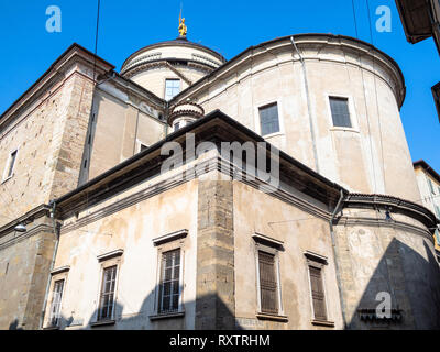 Reisen nach Italien - Blick auf die Kirche Chiesa San Patrizio und St. Alexander Dom auf der Piazza Duomo in Citta Alta (obere Stadt) der Stadt Bergamo, Lombardei Stockfoto