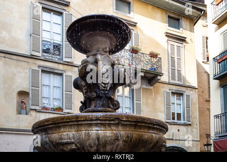 Reisen nach Italien - Brunnen Fontana del Gombito (Fontana di San Pancrazio) auf der Straße Via Gombito in Citta Alta (obere Stadt) der Stadt Bergamo, Lombardei Stockfoto