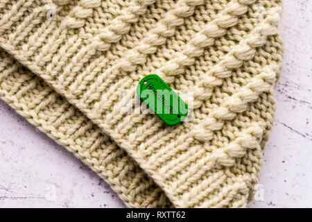 Kinder- Wolldecke gestrickt Hüte auf einem hellen Hintergrund. Kinderbetreuung Konzept. DIY. Stockfoto