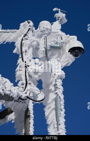 CCTV-Kamera und exponierte Überwachungsgeräte, die in großer Höhe in dickem Reimeis auf Lomnický štít, Hohe Tatra, Slowakei beschichtet sind. Stockfoto
