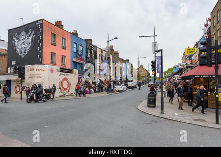 Camden Town, London, Großbritannien - 30 April, 2018: Die Menschen laufen berühmten Camden High Street an einem bewölkten Tag Stockfoto