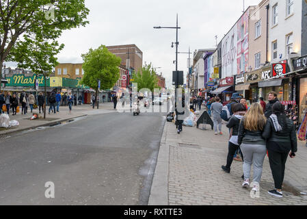 Camden Town, London, Großbritannien - 30 April, 2018: Die Menschen laufen berühmten Camden High Street an einem bewölkten Tag Stockfoto