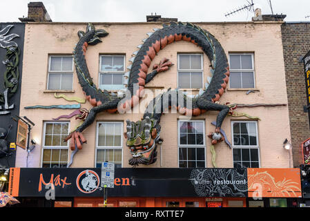 London, UK, 30. April 2018: Die riesigen Drachen an der Wand des orientalischen Restaurant in Camden Town Stockfoto