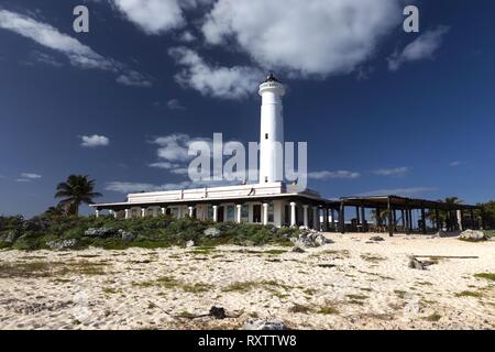 Faro Celarain Leuchtturm und tropischen Strand Landschaft in Punta Sur Ecological Reserve Natural Park an der südlichen Spitze der Insel Cozumel in Mexiko Stockfoto