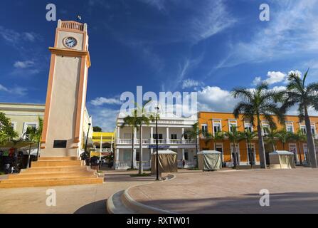 Plaza Del Sol Town Square mit Tower Clock und tropischen Palmen in der Innenstadt von San Miguel De Cozumel, Yucatan Peninsula Mexico Stockfoto