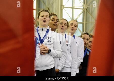 Athleten der Frauen fechten Team von Frankreich werden gesehen, singen die Nationalhymne nach dem Sieg in der Endrunde der Internationalen fechten Turnier Akropolis Coupé 2019. Stockfoto