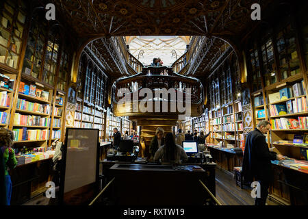 Besucher im berühmten Lello Bibliothek gesehen. Die Livraria Lello Buchladen in Porto ist eine der ältesten Buch der Welt speichert, häufig als eine der schönsten Buchhandlungen in der Welt geordnet. Die neo-gotische Bibliothek, war eine Inspiration für Harry Potter Bücher Schriftsteller, J.K. Rowling. Stockfoto