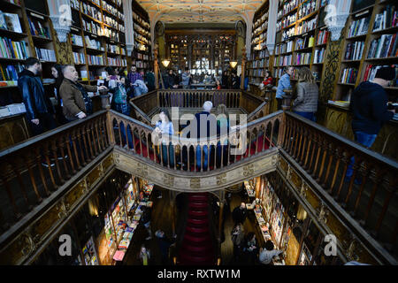 Besucher im berühmten Lello Bibliothek gesehen. Die Livraria Lello Buchladen in Porto ist eine der ältesten Buch der Welt speichert, häufig als eine der schönsten Buchhandlungen in der Welt geordnet. Die neo-gotische Bibliothek, war eine Inspiration für Harry Potter Bücher Schriftsteller, J.K. Rowling. Stockfoto