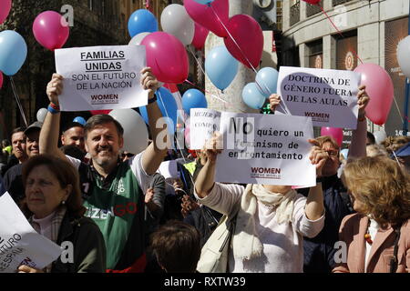 Die Demonstranten werden gesehen, Plakate und Ballone während der Demonstration. Frauen der Welt und anderen Plattformen organisiert ein feministischer Protest unter dem Motto "En femenino si y en Männlich también" (ja bei weiblichen und auch männlichen) zwei Tage nach dem 8. Demonstration durch den Internationalen Frauentag in Madrid Stockfoto