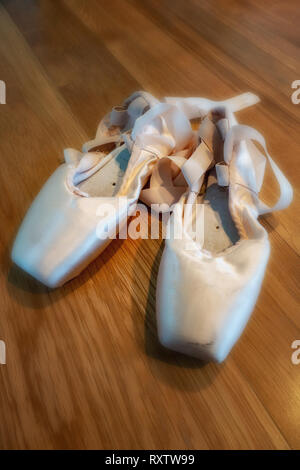 Klassisches Ballett Spitzenschuhe, Ballerinas und Spitzenschuhe auf einem Holzboden Stockfoto
