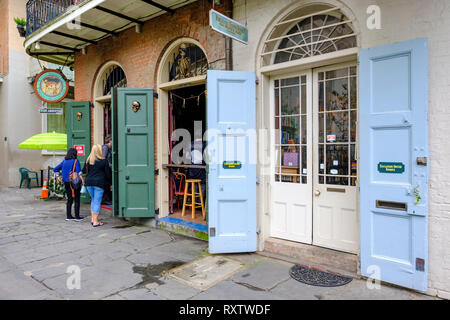 Vordere Türen von Faulkner Haus Bücher, Buchhandlung verkaufen William Faulkner's Books, Pirate's Alley, New Orleans French Quarter, New Orleans, USA Stockfoto