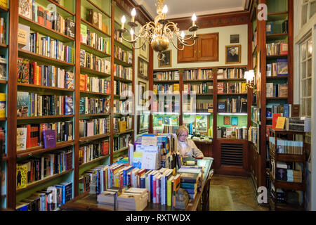 Frau liest, Interieur des Faulkner Haus Bücher, Buchhandlung verkaufen William Faulkner's Books, Pirate's Alley, New Orleans French Quarter, New Orleans, Stockfoto