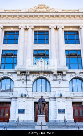 Panoramabild von Louisiana Supreme Court Gebäude mit Statue von Edward Douglas Weiß im Vordergrund, Royal St, New Orleans French Quarter, New Orlea Stockfoto