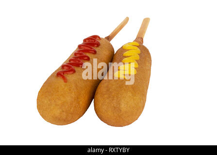 Duo von Mais Hunde mit Senf und Ketchup auf die Oberseite, auf einem weißen Hintergrund. Close Up. Stockfoto