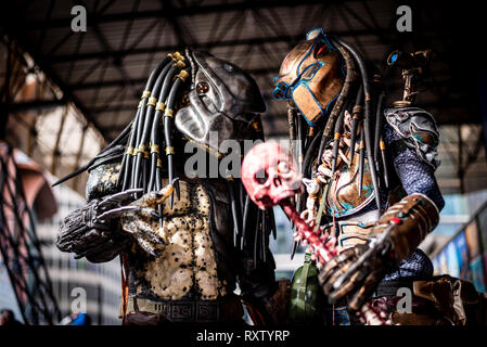 Cosplayer gekleidet als ihr Liebling Superhelden oder Film Zeichen in der Walisischen Comic Con in Cardiff statt Stockfoto