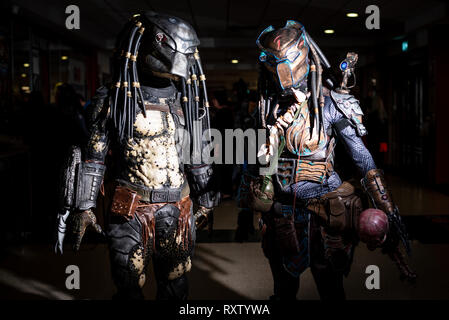 Cosplayer gekleidet als ihr Liebling Superhelden oder Film Zeichen in der Walisischen Comic Con in Cardiff statt Stockfoto