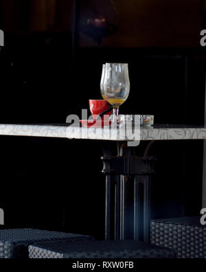 Leere Gläser von Getränken auf einem Tisch in einem Café Stockfoto