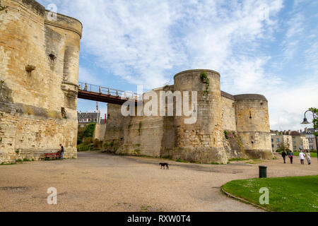 Außenansicht der Mauern der Burg Caen neben St Peters Gate und Barbacane de la Porte Saint Pierre, Caen, Normandie, Frankreich. Stockfoto