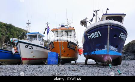 Boote bei Cadgwith Cove, Cornwall, Großbritannien Stockfoto