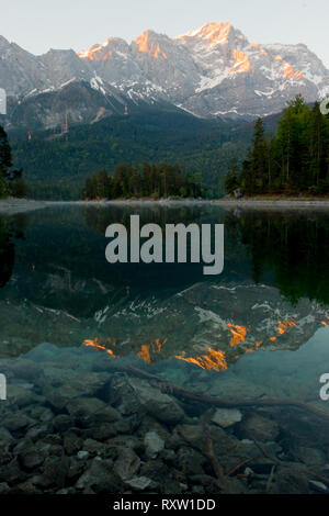 Schönen Sonnenaufgang in einem berühmten alpinen See in Deutschland. Stockfoto