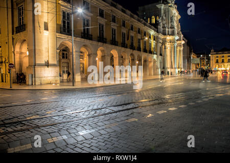 Lissabon bei Nacht, Straßen mit Straßenbahn Schienen und alten Häusern am 01. April in Lissabon, Portugal, 2018. Stockfoto