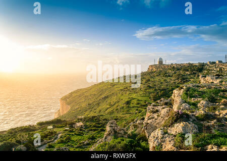 Dingli Cliffs, Malta: Panoramastraße mit einem romantischen Blick über Dingli Cliffs und Luftfahrt Radar bei Sonnenuntergang Stockfoto