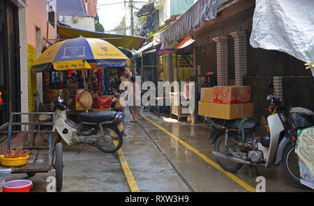 Ho Chi Minh City, Vietnam - 3. Januar 2018. Eine kleine Seitenstraße in der Tran Hung Gassen Bereich der Bezirk 1 in Saigon. Stockfoto