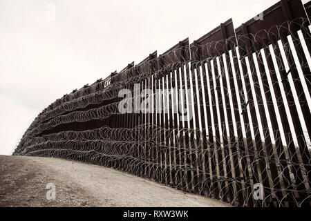 US-Mexiko internationale Grenze: Schichten der Ziehharmonika zu bestehenden Barriere Infrastruktur entlang der US-mexikanischen Grenze in der Nähe von Nogales, AZ, am 4. Februar 2019 aufgenommen. Weitere Informationen finden Sie unten. Stockfoto