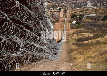 US-Mexiko internationale Grenze: Schichten der Ziehharmonika zu bestehenden Barriere Infrastruktur entlang der US-mexikanischen Grenze in der Nähe von Nogales, AZ, am 4. Februar 2019 aufgenommen. Weitere Informationen finden Sie unten. Stockfoto