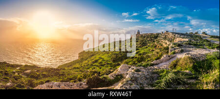 Dingli Cliffs, Malta: Panoramastraße mit einem romantischen Blick über Dingli Cliffs und Luftfahrt Radar bei Sonnenuntergang Stockfoto