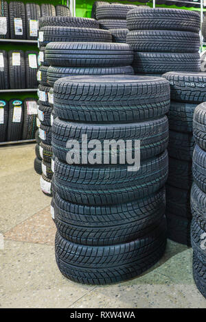 Zahnstange mit einer Vielzahl von neuen PKW-Reifen im Auto Store Stockfoto