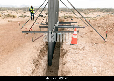 US-Mexiko internationale Grenze in der Nähe des Santa Teresa Hafen von Eintrag: die Baustelle von Barnard Bau von Bozeman, Montana ein Poller stil Grenze demonstrieren. Weitere Informationen finden Sie unten. Stockfoto