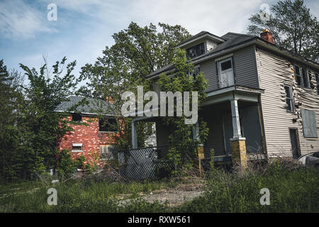 Detroit, Michigan, 18. Mai 2018: aufgegeben und beschädigte Einfamilienhaus in der Nähe der Innenstadt von Detroit. Stockfoto