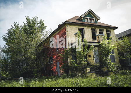 Detroit, Michigan, 18. Mai 2018: aufgegeben und beschädigte Einfamilienhaus in der Nähe der Innenstadt von Detroit. Stockfoto