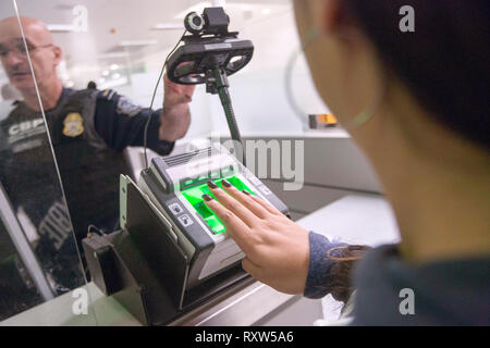 Us-amerikanischen Zoll- und Grenzschutzbehörde (USCBP) die Fingerabdrücke der Ankünfte am Miami International Airport in Miami, Florida. Genauere Informationen finden Sie weiter unten.; Stockfoto