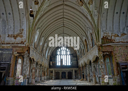 Detroit, Michigan, 18. Mai 2018: Innenansicht der abgebrochenen und beschädigte Kirche St. Agnes in Detroit. Stockfoto