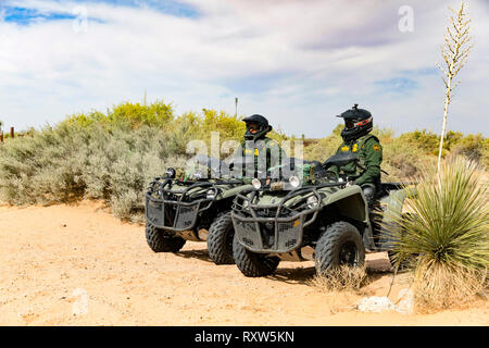 Us-amerikanischen Zoll- und Grenzschutzbehörde (USCBP) Offiziere bewachen die US-Mexiko internationale Grenze in der Nähe des Santa Teresa der Einreise in New Mexico auf Quad-bikes. Weitere Informationen finden Sie unten. Stockfoto
