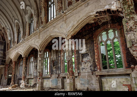 Detroit, Michigan, 18. Mai 2018: Innenansicht der abgebrochenen und beschädigte Kirche St. Agnes in Detroit. Stockfoto