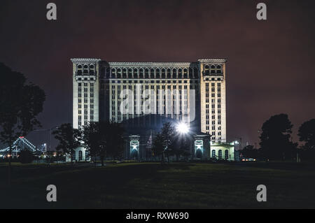 Detroit, Michigan, USA - Oktober 2018: Ein Blick auf die alten Michigan Central Station Gebäude in Detroit, der als einer der wichtigsten Bahnbetriebswerk serviert. Stockfoto